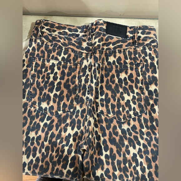 Leopard Jeans - Picture 2 of 4
